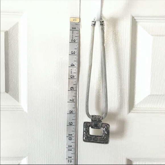 Silver & black medallion on thick chain short necklace - Picture 5 of 5